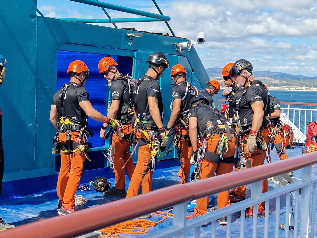 Bomberos rescate vertical barco