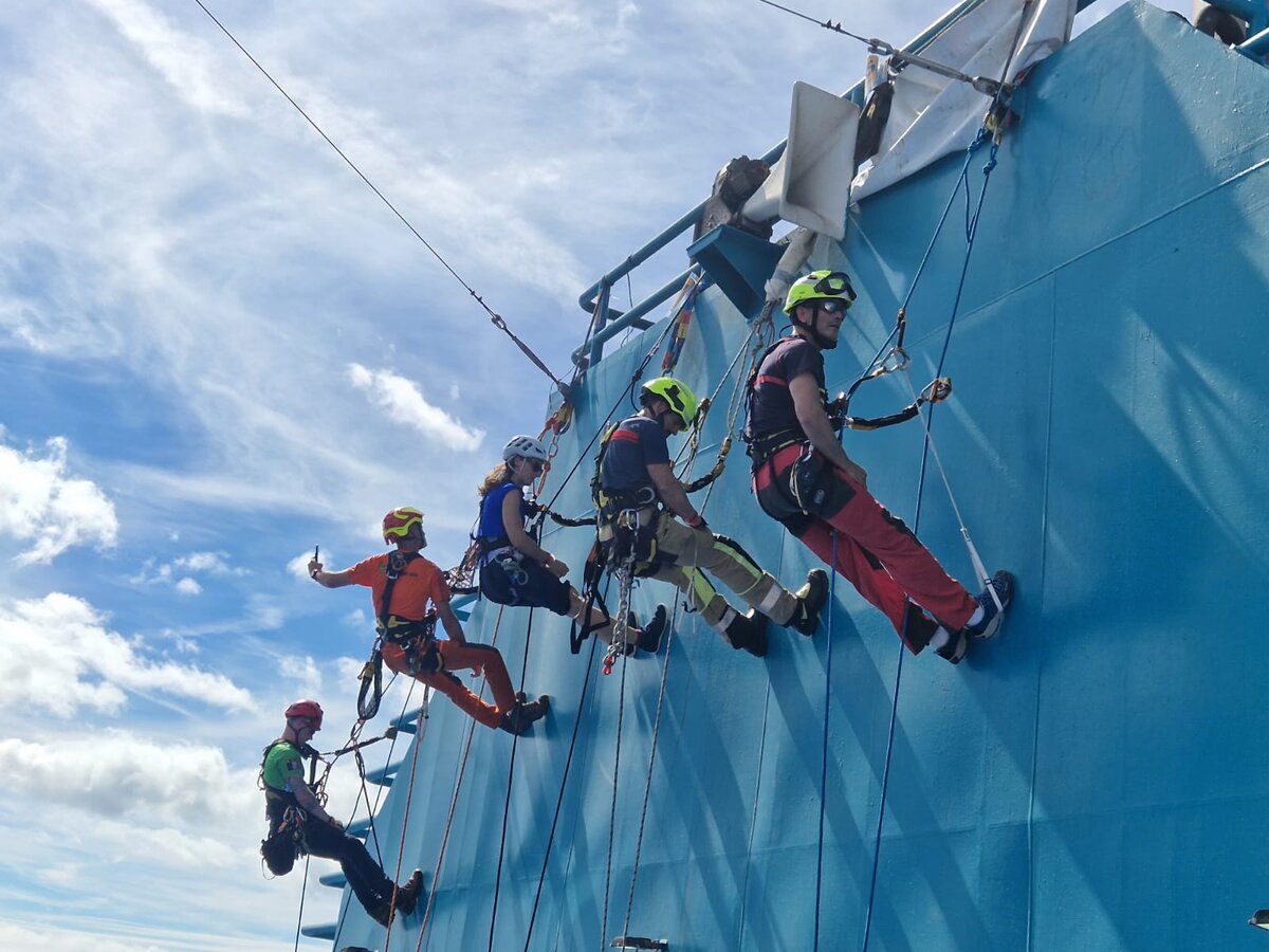 Bomberos rescate vertical barco
