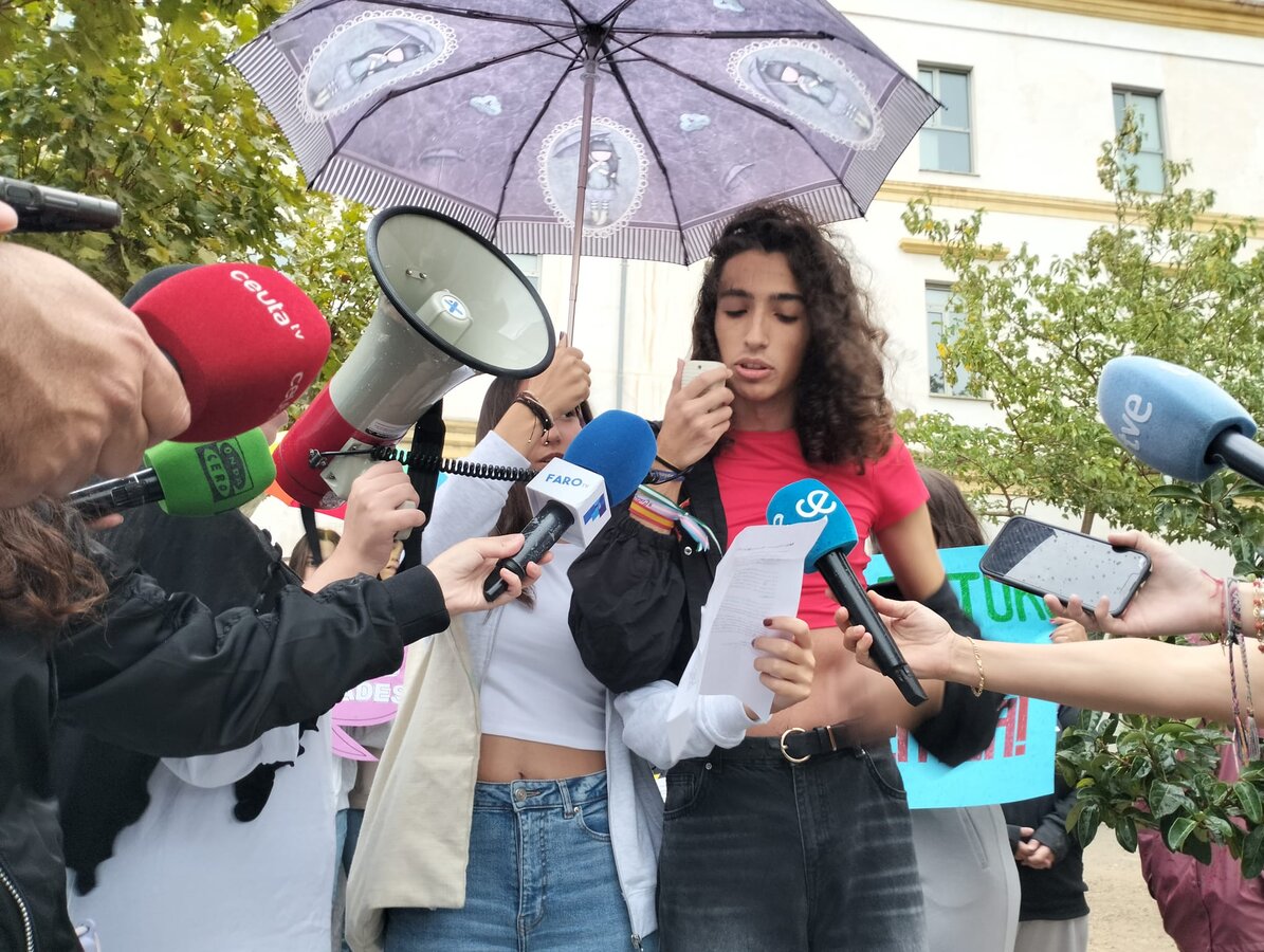 María Alba da lectura al manifiesto redactado con motivo de la huelga (C.A.)