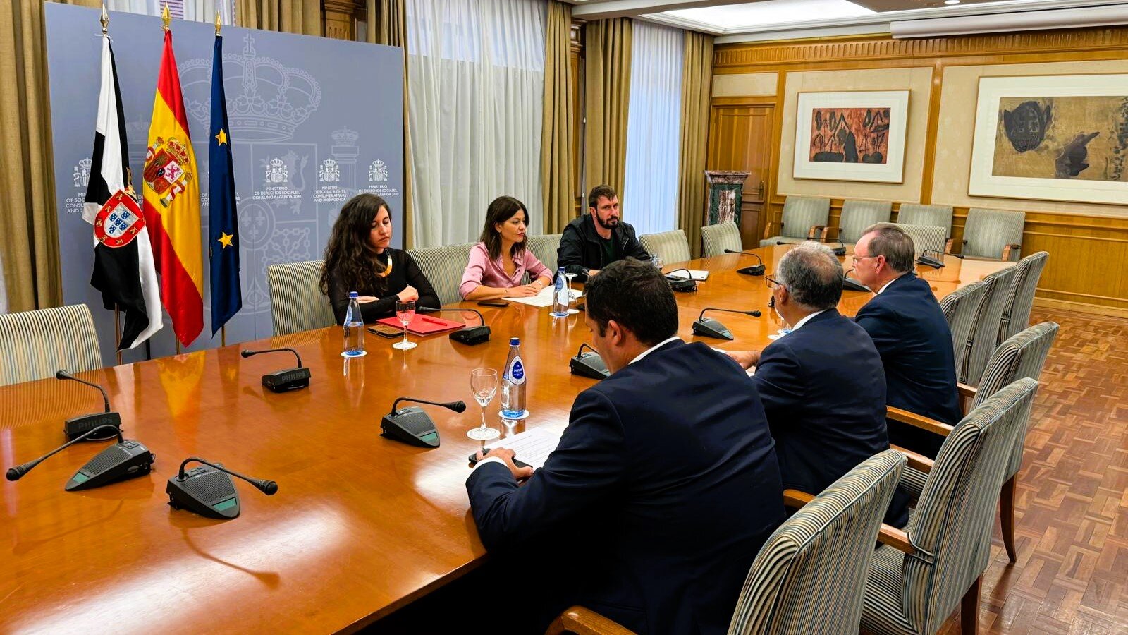Reunión del presidente Vivas y los consejeros Gaitán y Ramírez con la ministra de Juventud e Infancia, Sira Rego
