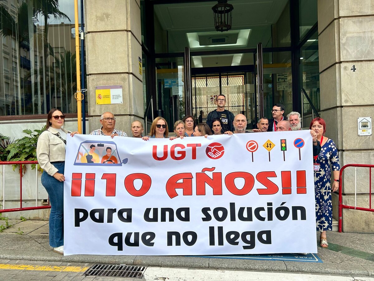 Protesta autoescuelas frente a Delegación / M.Zapico