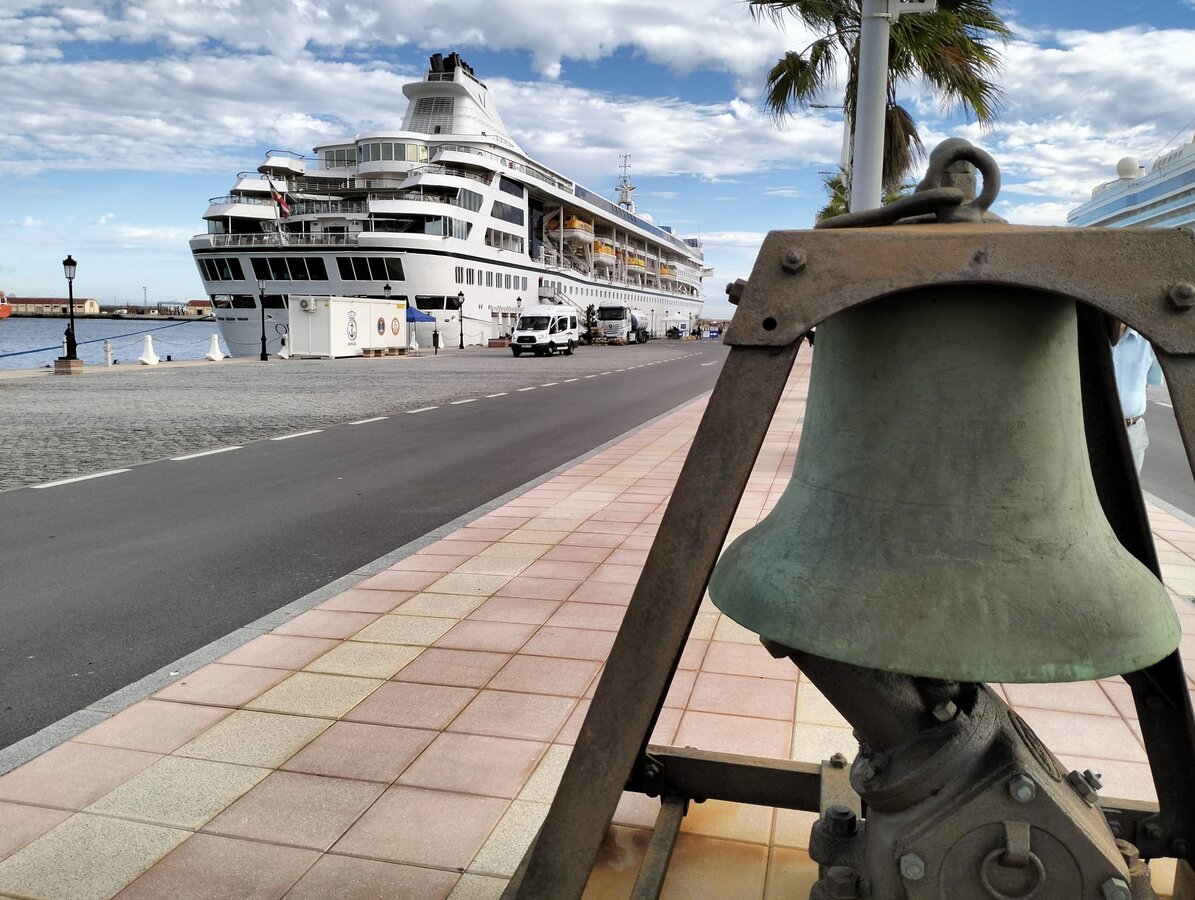«Spirit of Discovery» y «Villa Vie Odyssey»