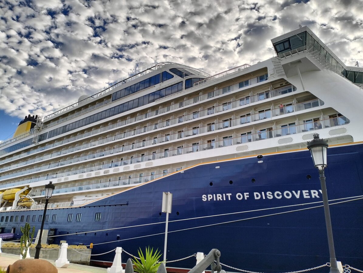 «Spirit of Discovery» y «Villa Vie Odyssey»