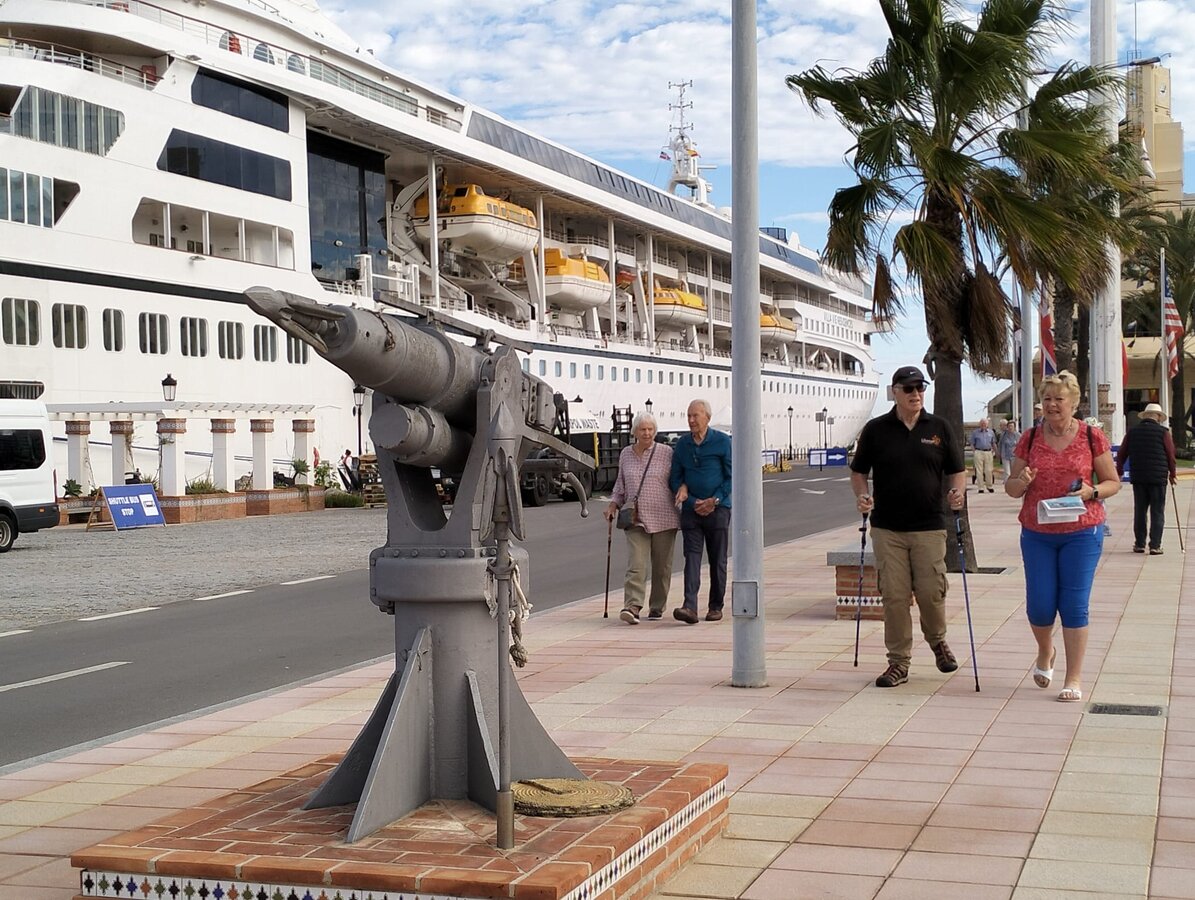 «Spirit of Discovery» y «Villa Vie Odyssey»