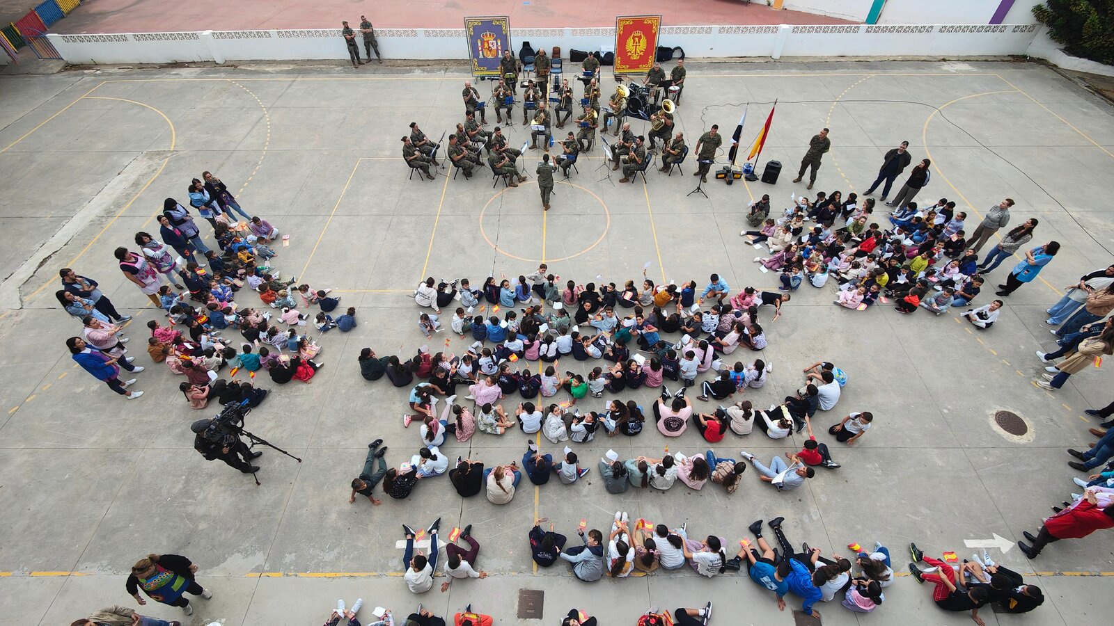 La banda de música de la Comandancia cautiva a los más pequeños en el 'Juan Carlos I'