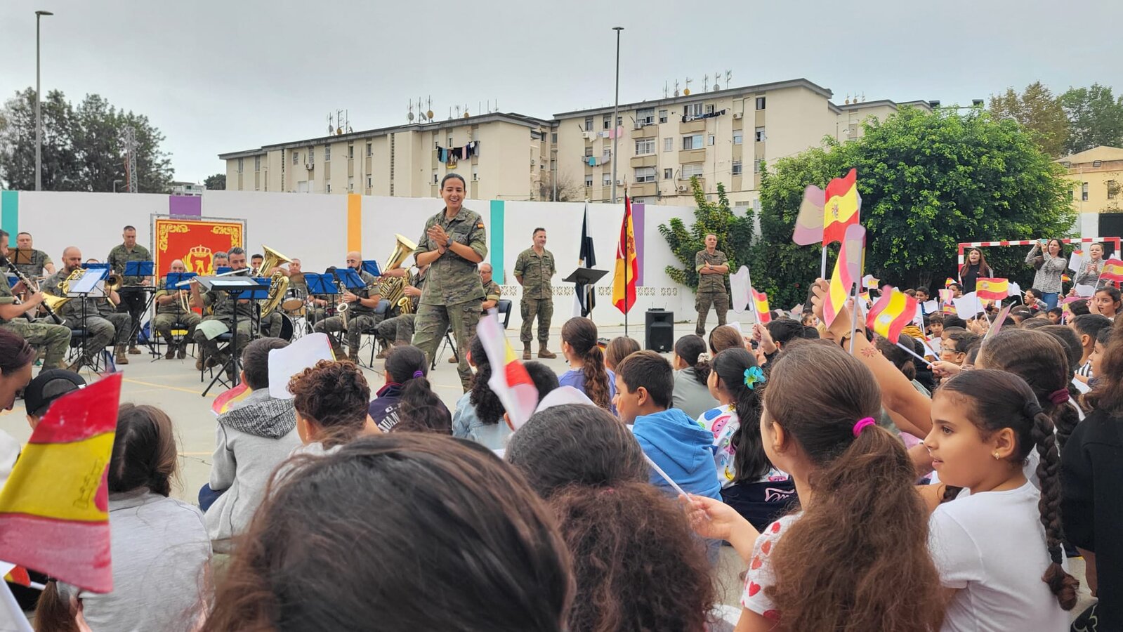 La banda de música de la Comandancia cautiva a los más pequeños en el 'Juan Carlos I'