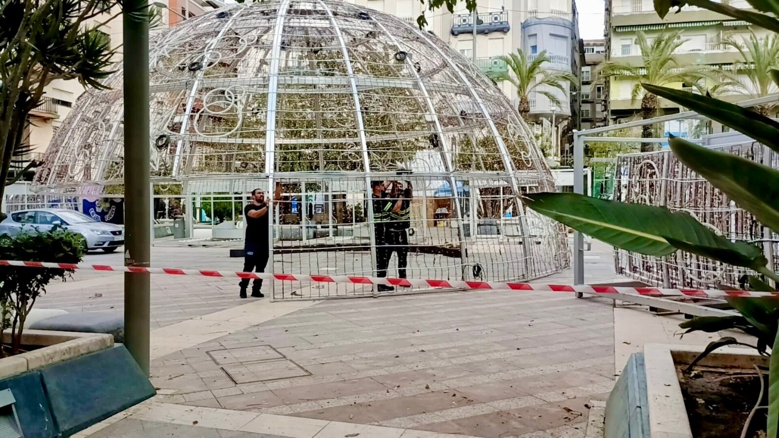 Instalación bola de Navidad en la Plaza de los Reyes / S.Iñesta