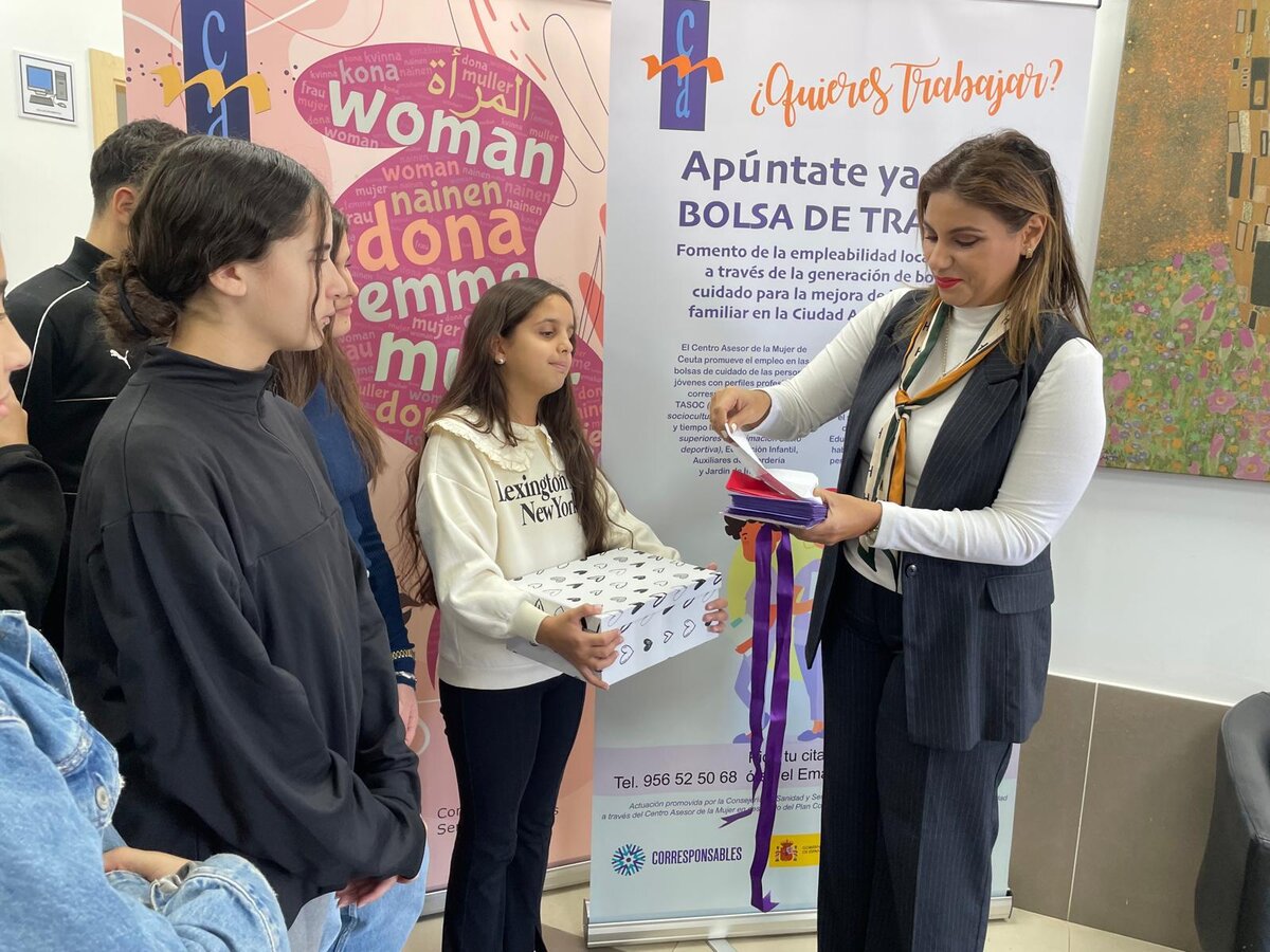 Alumnos del 'Almina' promueven la empatía y el respeto con cartas a víctimas de violencia de género