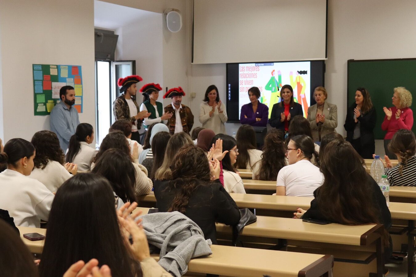 Alumnos de Enfermería, charla de Nabila Benzina (Sanidad) por el día del SIDA