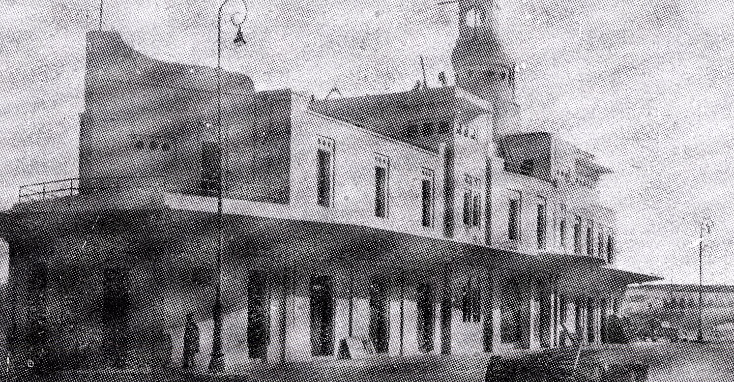Edificio de la Autoridad Portuaria / Imagen cedida: Carlos Pérez Marín. Fotografía del fondo de Bartolomé Ros