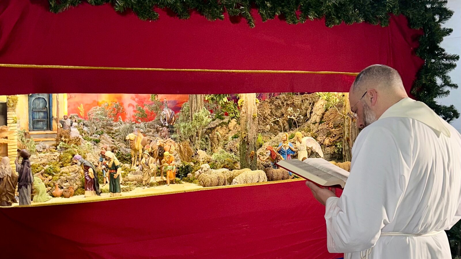 El vicario general bendiciendo el Belén 2024 / E. Arteaga