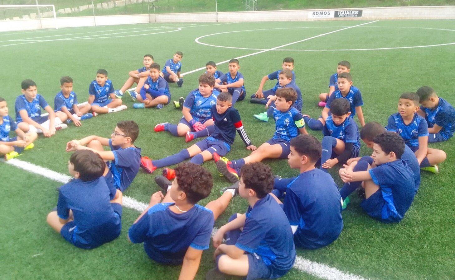 alumnos de la escuela de futbol del principe