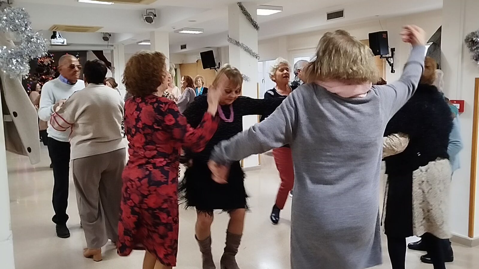 Merienda y baile en el Centro Social de Mayores del Inmerso / S.I.
