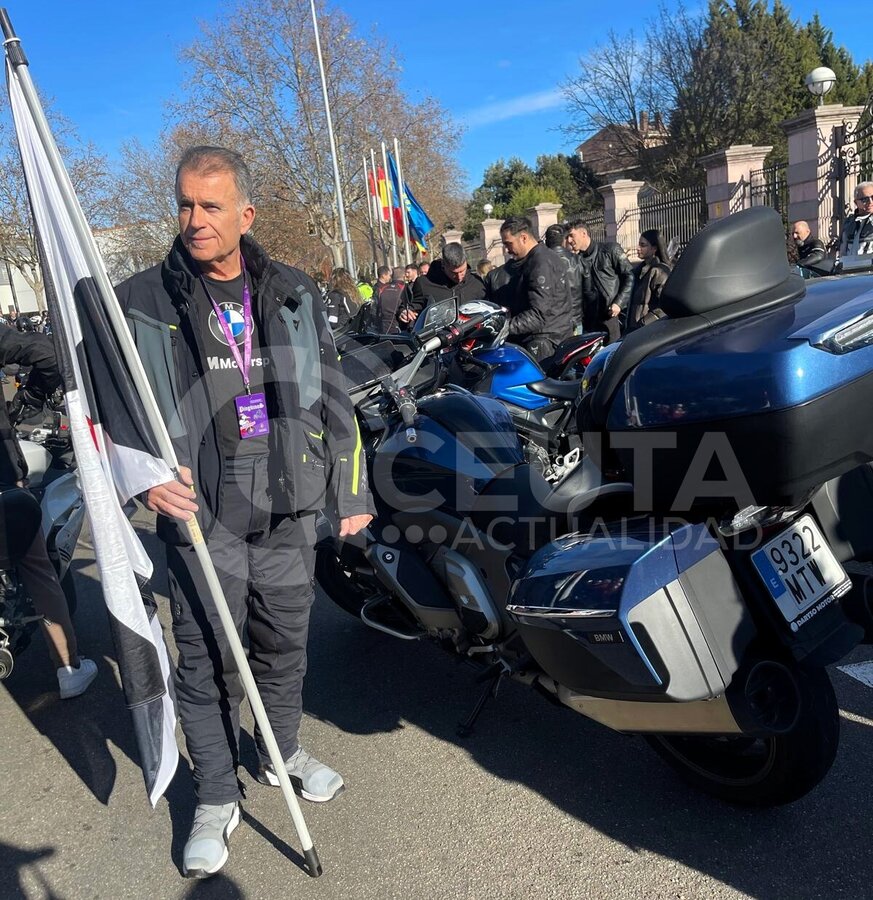 Alejandro Izquierdo, junto a su moto, con la que participó en el tradicional 'desfile de las banderas'