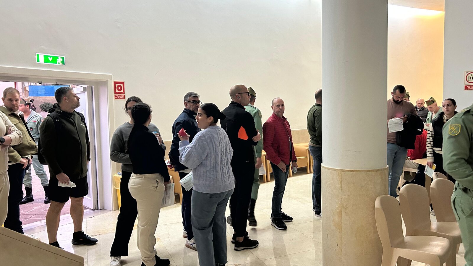 Ciudadanos ceutíes esperan su turno para donar sangre / E.A.