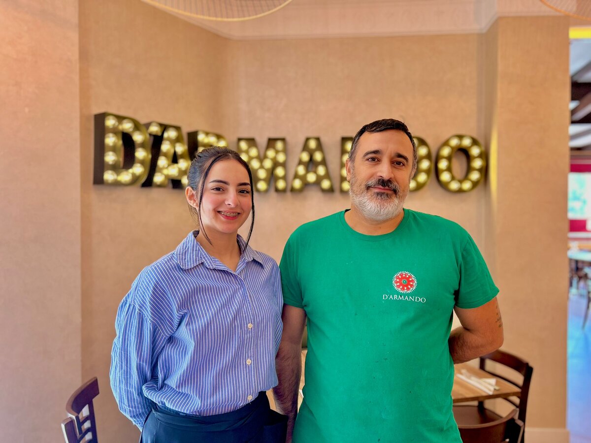 Salma y Javi, trabajadores de la pizzería D'Armando / E.A.