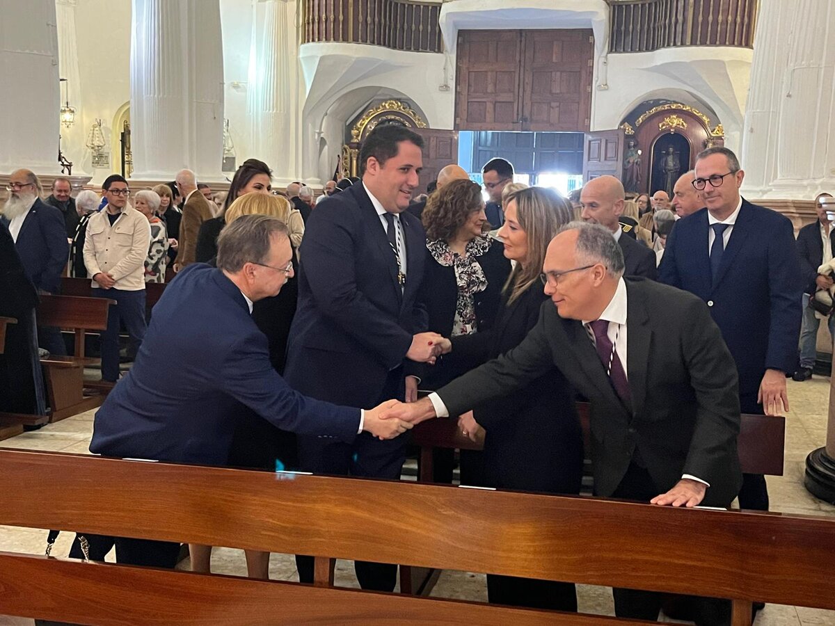 Vivas dando la Paz a Gaitán durante la celebración del acto./ J.A. González