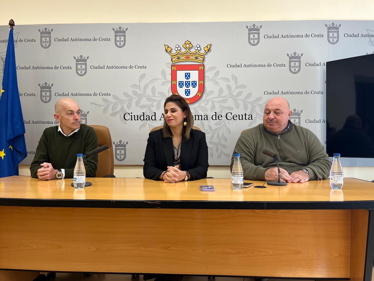 De izda. a derecha: Jorge Ruiz, Nabila Benzina y Nicola Cecchi./ J.A. González