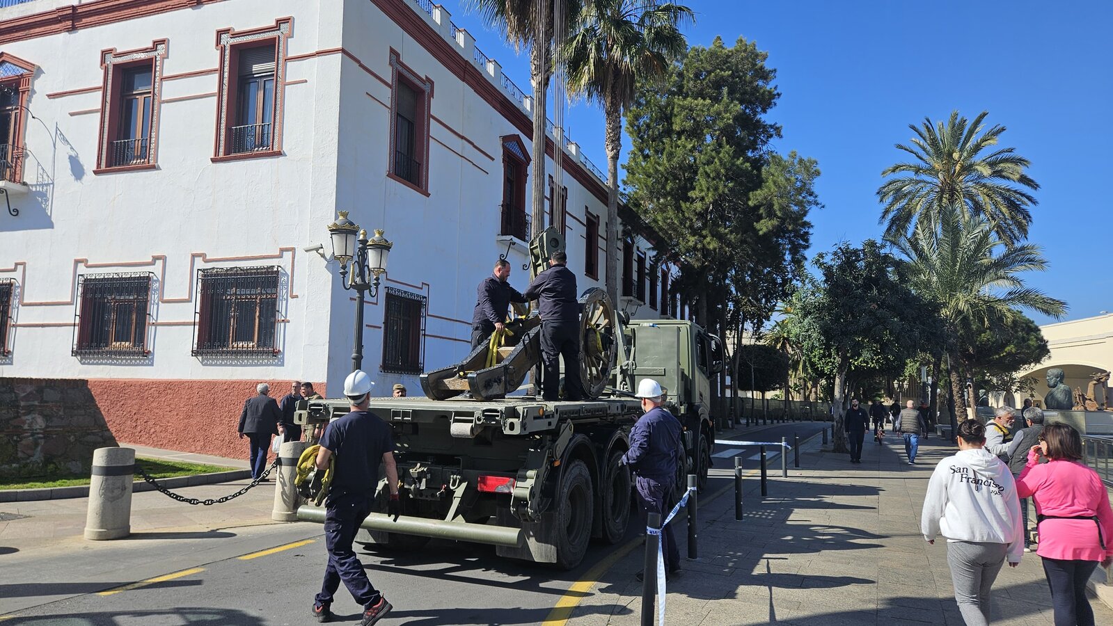 Retirada de los cañones de la Comandancia General / C.A.