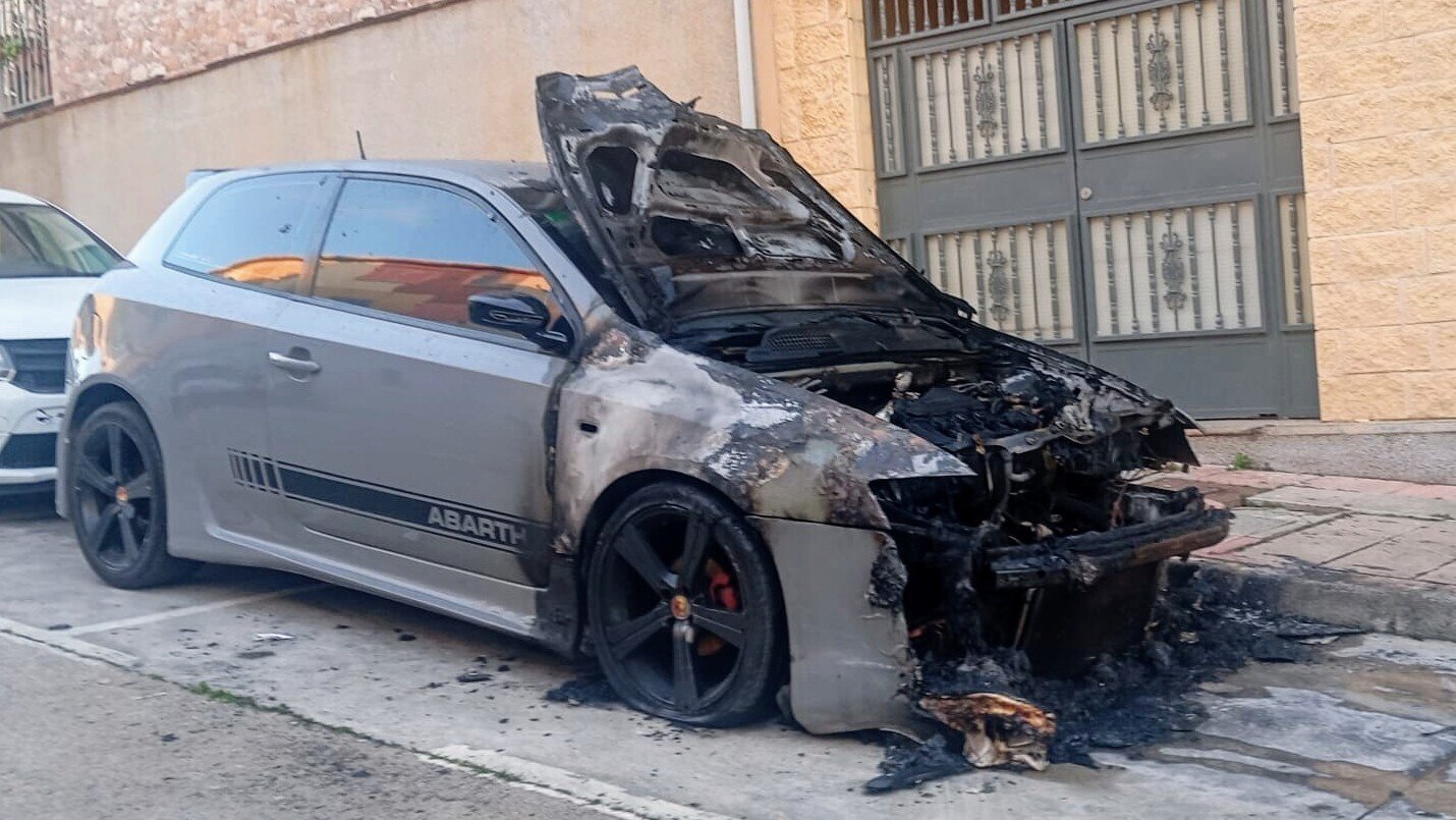 Vehículo quemado en Loma Colmenar