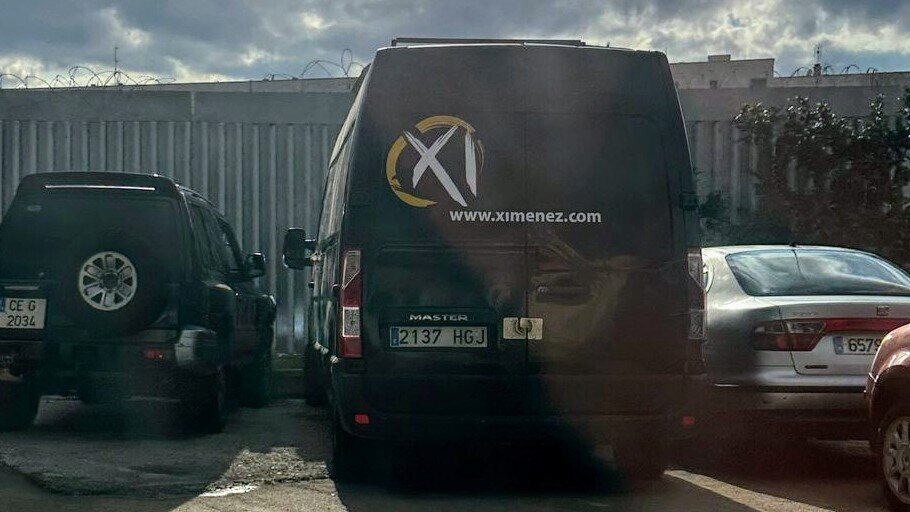 Furgón que ha intentado pasar casi una tonelada de hachís en un doble fondo / C.A.