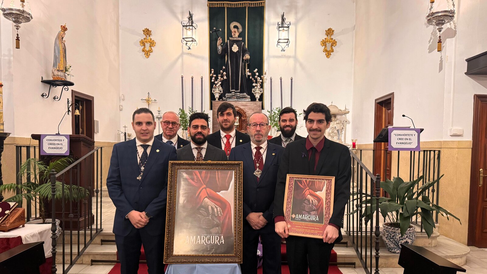 Presentación del cartel anunciador del Miércoles Santo de la Hermandad de la Amargura, Manuel Guerrero y miembros de la Junta de Gobierno / E.A.