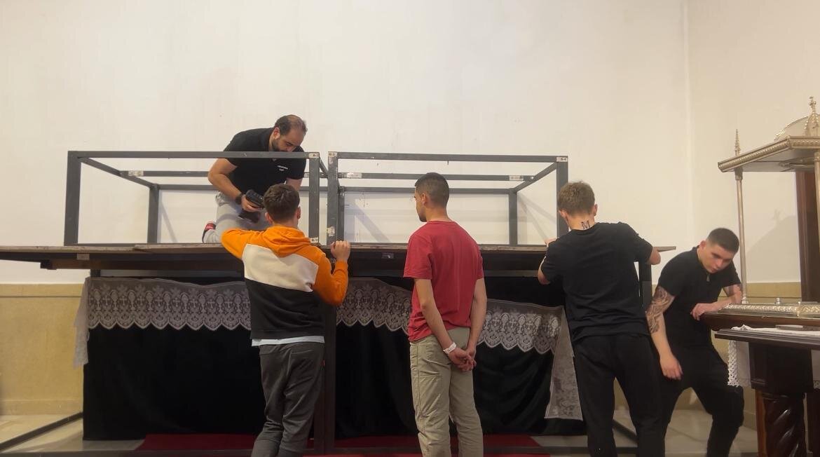 Hermanos de la Amargura asientan las bases del altar de cultos / E.A.