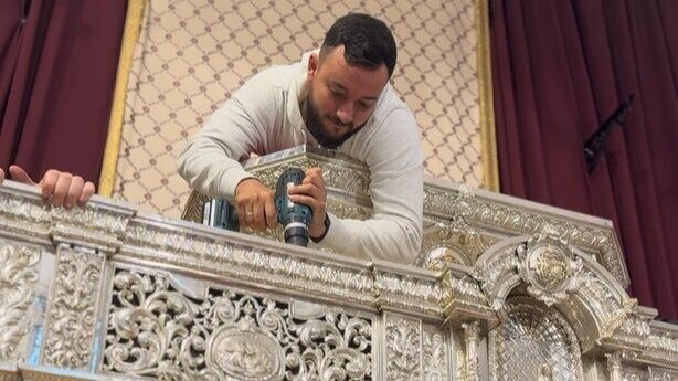 Los respiraderos se artornillan a las bases de las diferentes alturas del altar / E.A.