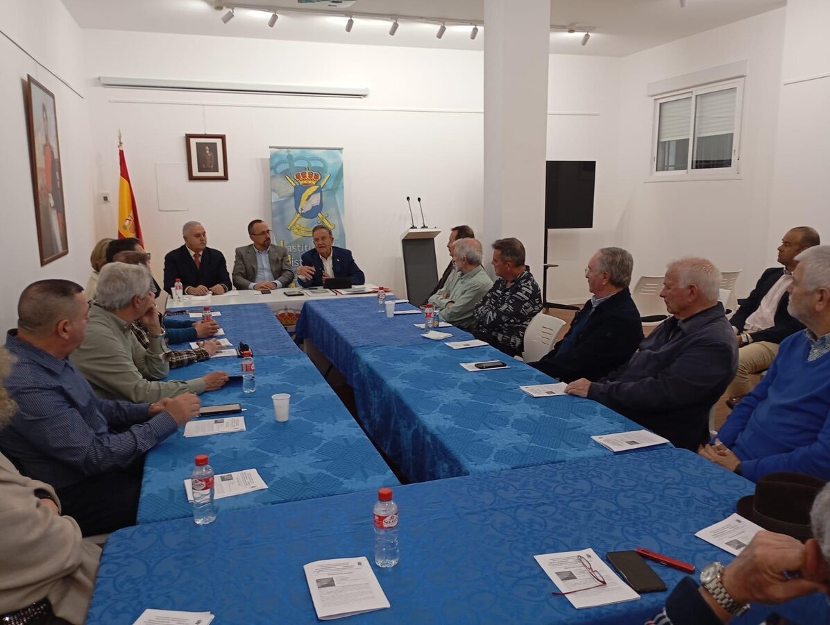 Un café un libro en la Biblioteca Militar