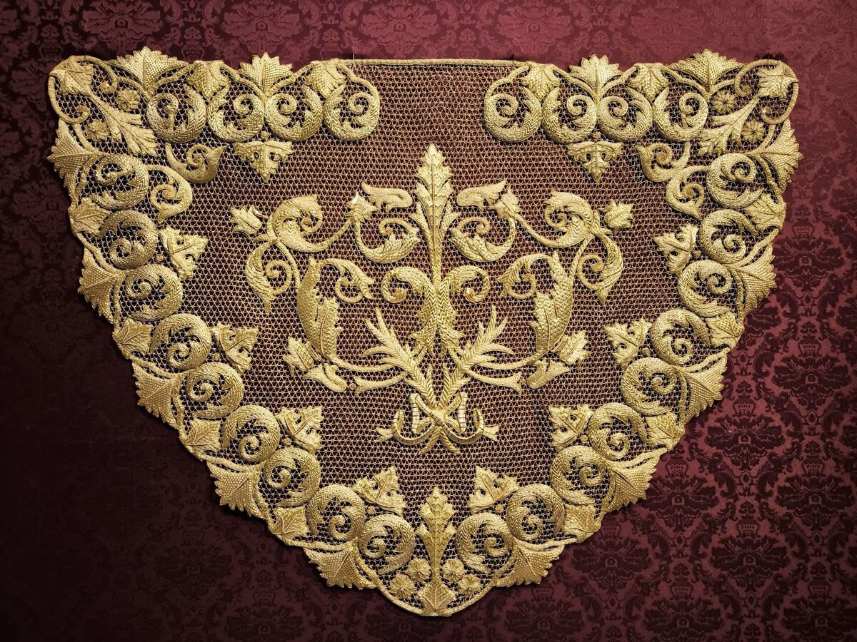 Sobremanto Madre de Dios de la Palma (diseño de J. González, bordado de Elena Burgos) / Hdad. Pollinica