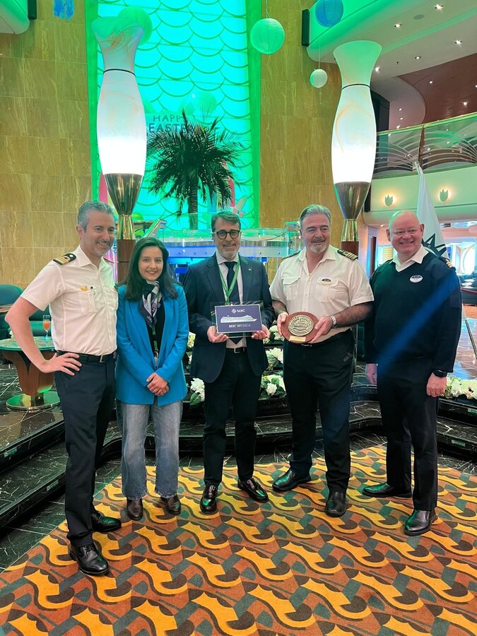 la APC entrega una placa conmemorativa al capitán del MSC Musica