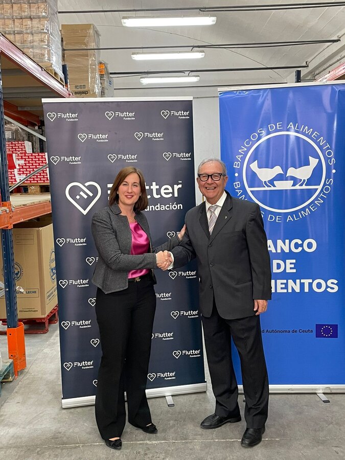 Pedro Marisca, presidente del Banco de Alimentos de Ceuta, con Esther Martín Ortega, de la Fundación Flutter
