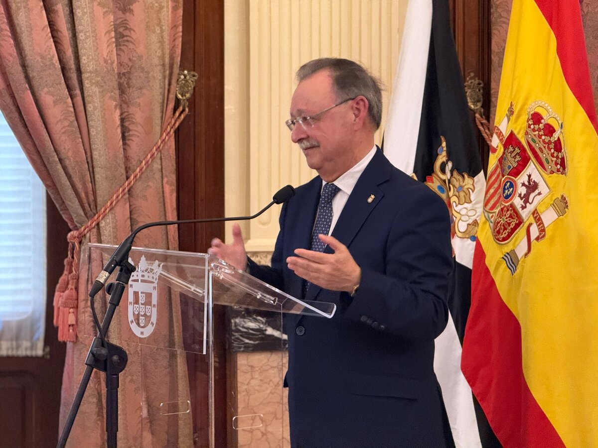 Recepción oficial a la AD Ceuta en el Salón del Trono
