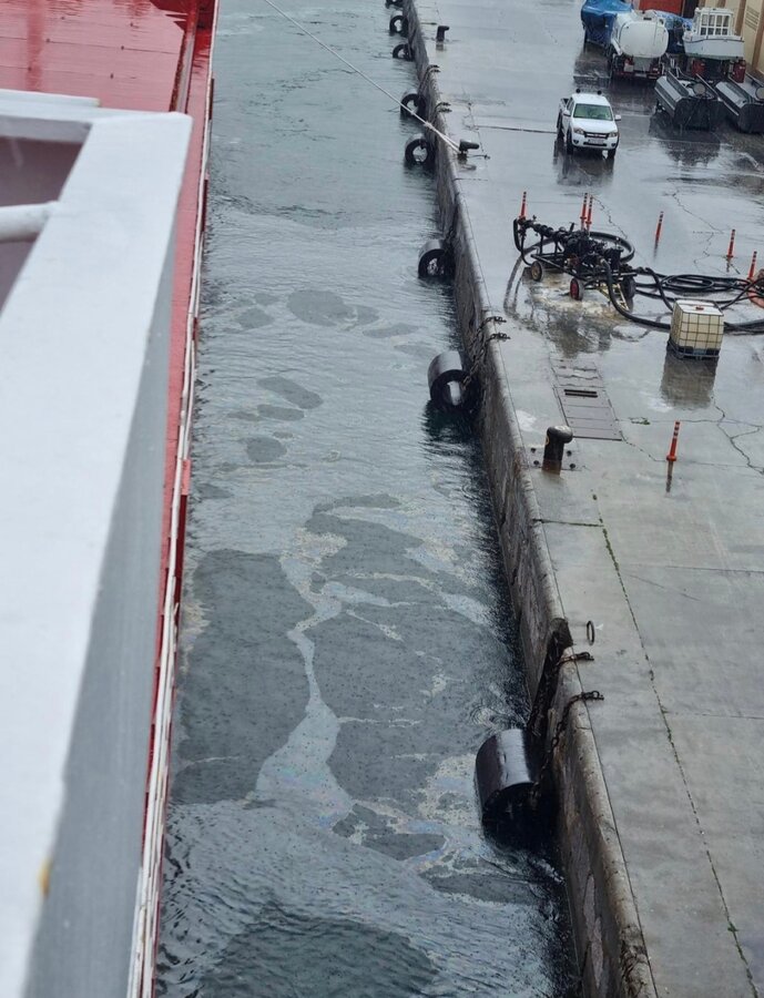 Vertido de gasoil tras la operación de repostaje del NEAMEH / Delegación del Gobierno