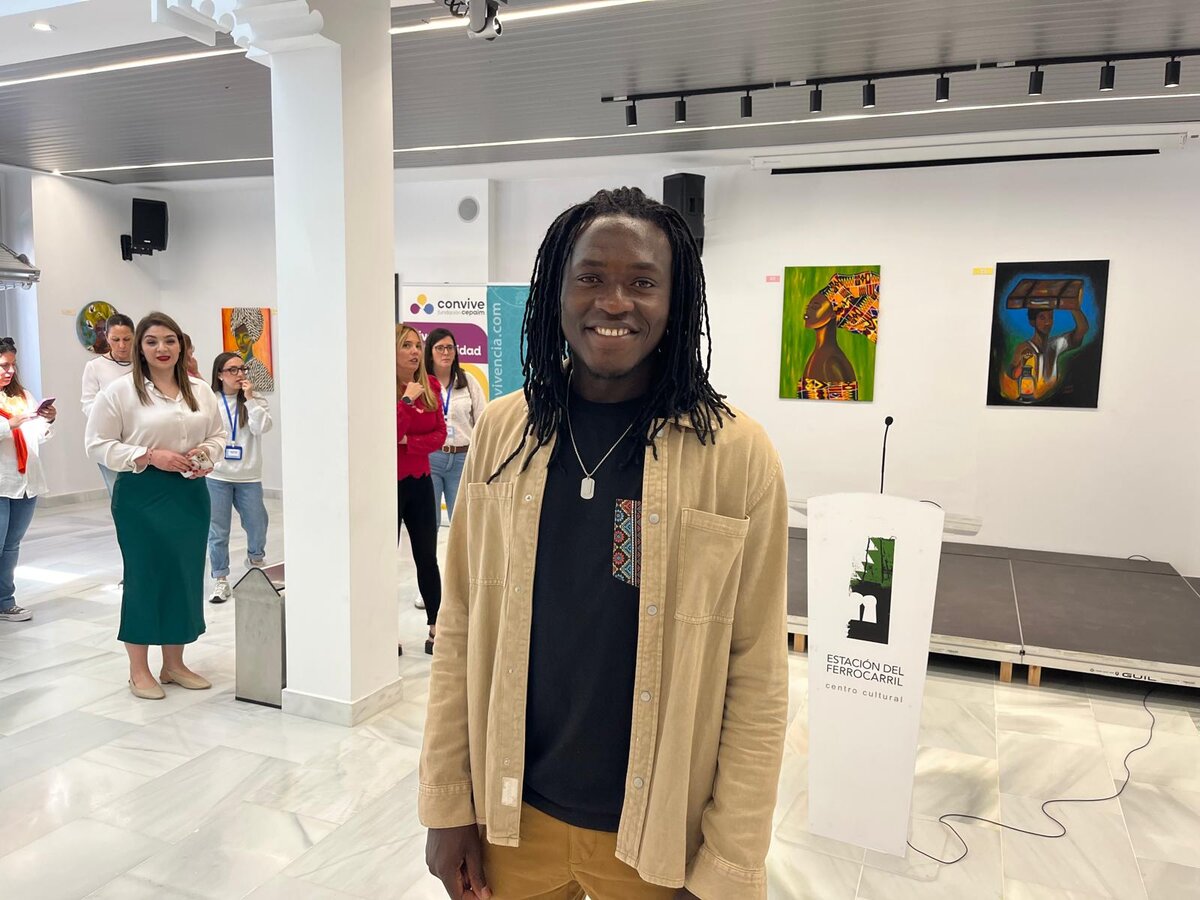 Sory Traore durante la inauguración de su exposición "Musow", en Ceuta