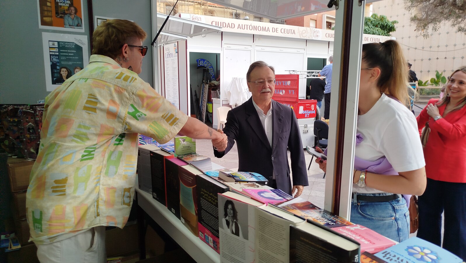 Vivas visita la Feria del Libro