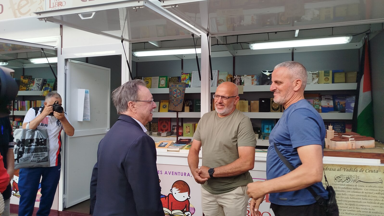 Vivas visita la Feria del Libro