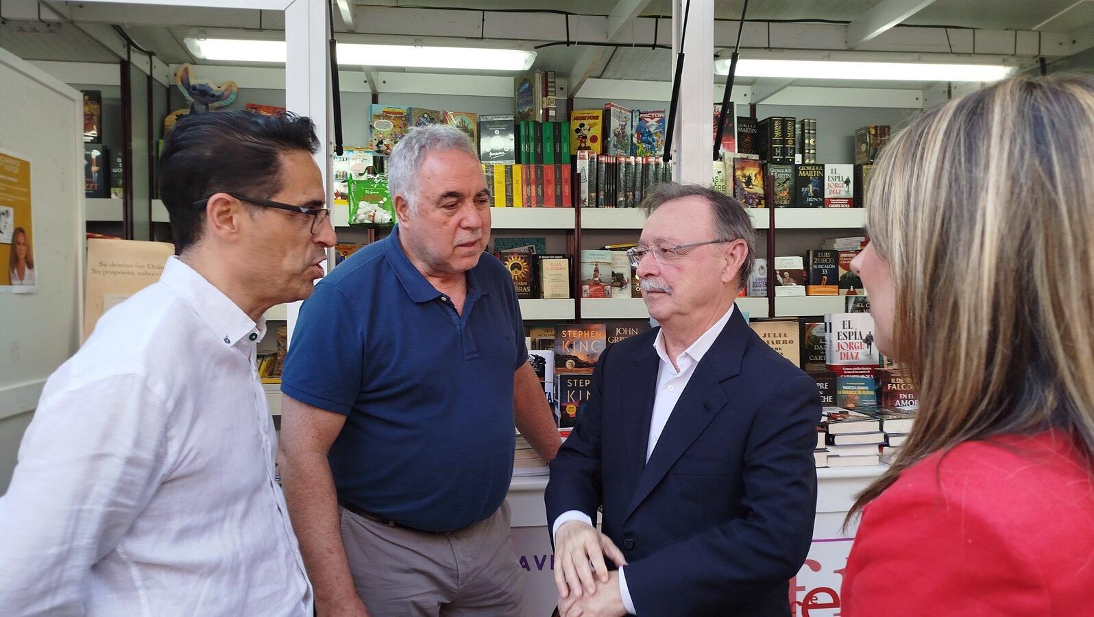Vivas visita la Feria del Libro