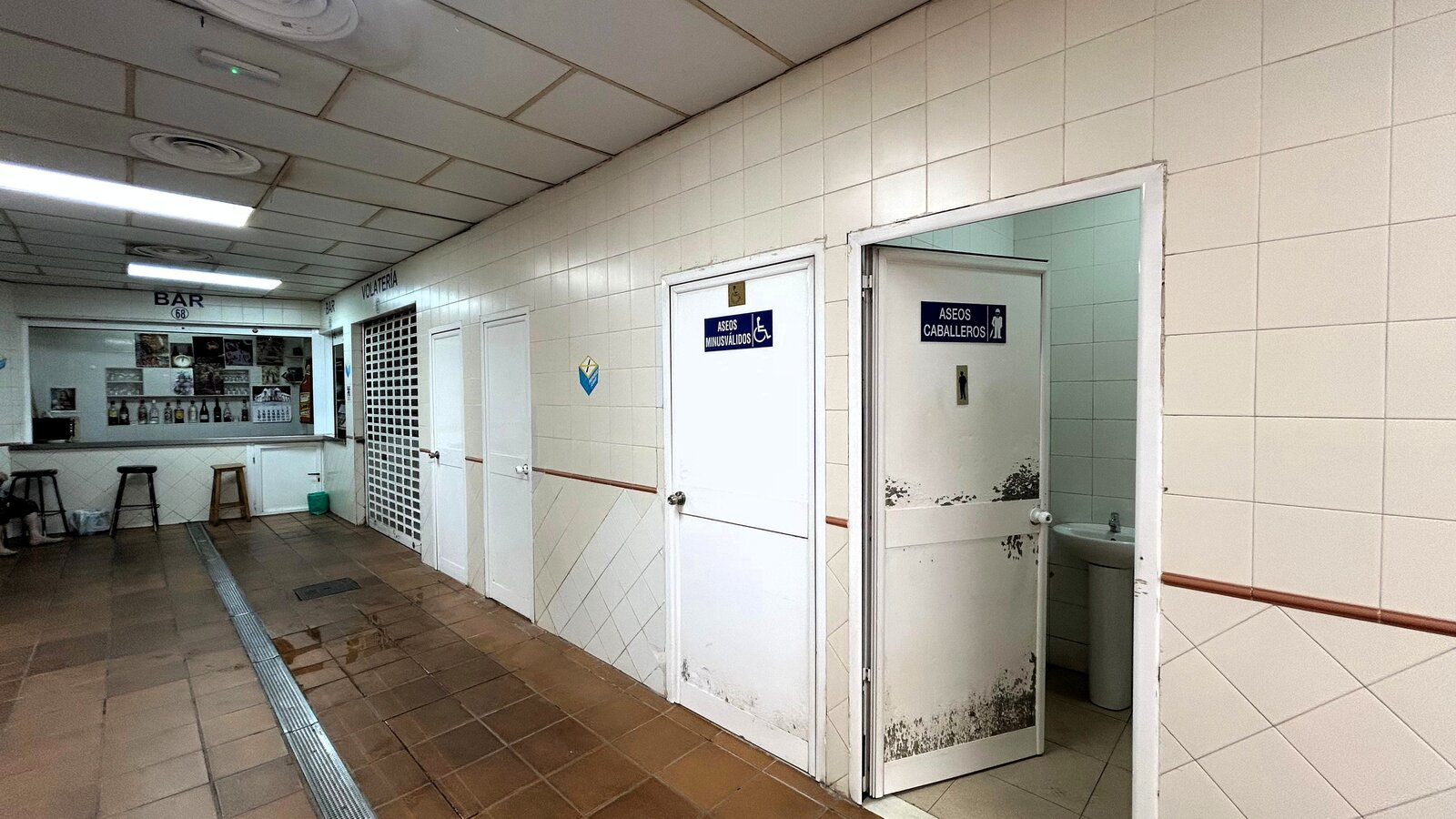 mercado hadú, baño, servicios / E.Arteaga