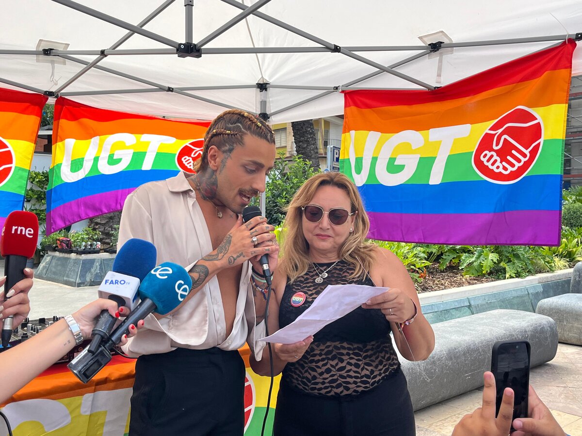 Ale Vega y Yolanda Aparicio durante la lectura del manifiesto./ J.A. González