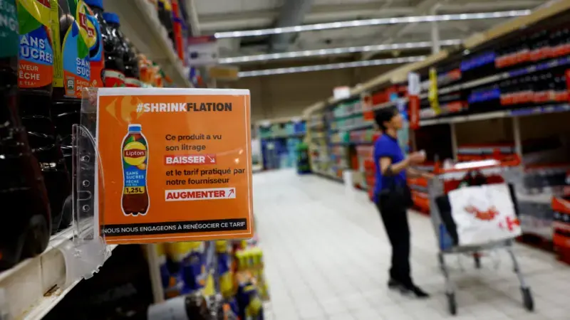 Una de las etiquetas que el Gobierno francés obliga a los supermercados a instalar en los productos que se han visto alterados / Reuters