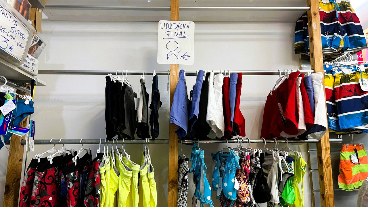 Pocos son los comercios locales que han soportado los nuevos tiempos como La Casa de las Medias / E.Arteaga
