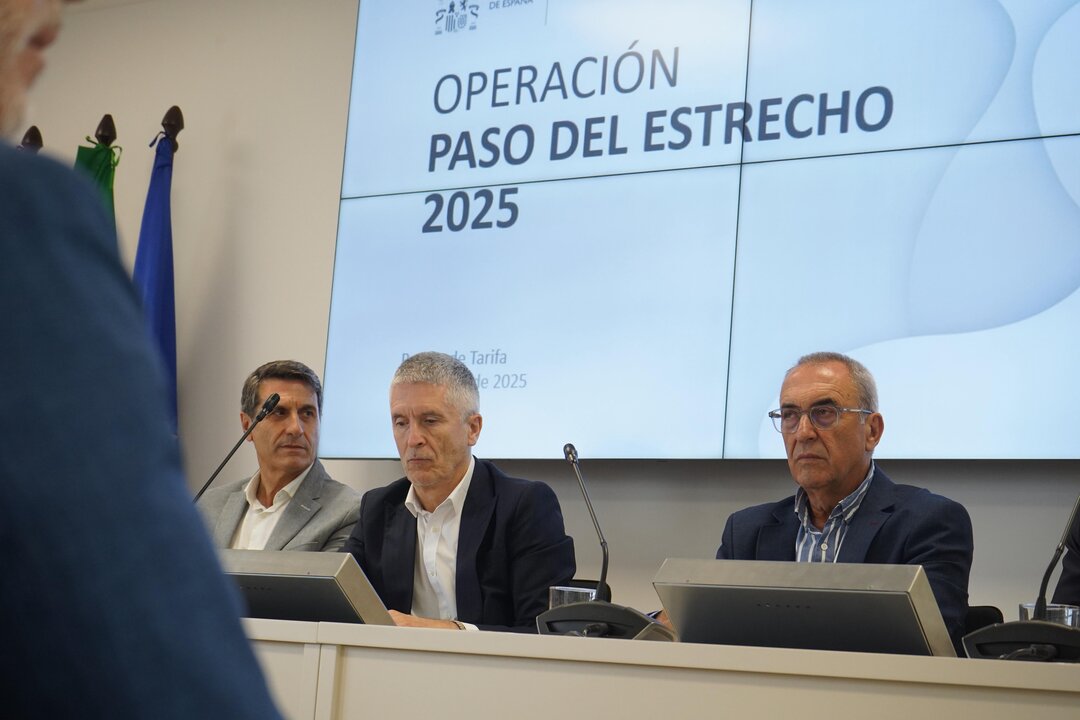 Fernando Grande-Marlaska, durante su visita al dispositivo de la OPE en el Puerto de Tarifa