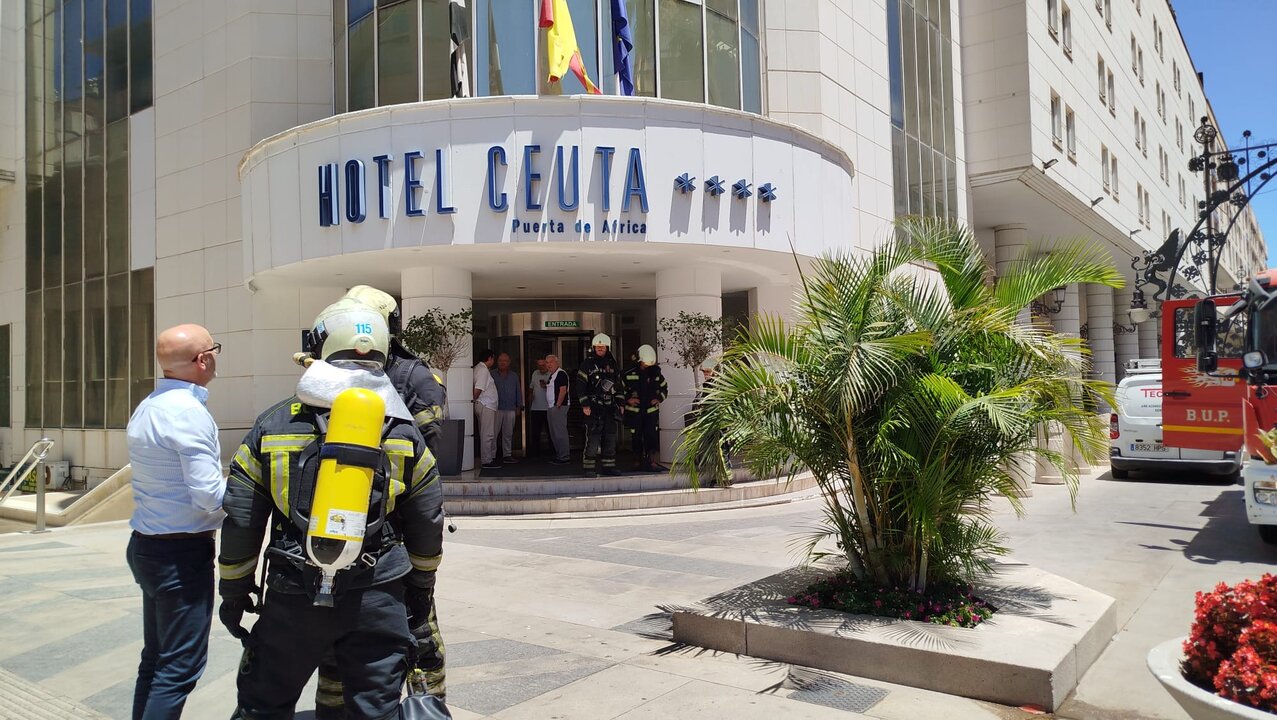 Tres camiones de bomberos acuden al Hotel Puerta de África tras una falsa alarma / S.Iñesta