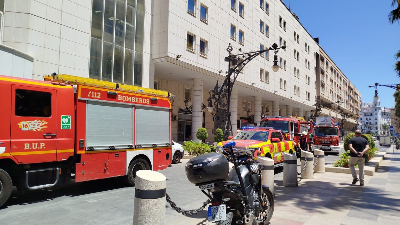 Tres camiones de bomberos acuden al Hotel Puerta de África tras una falsa alarma / S.Iñesta