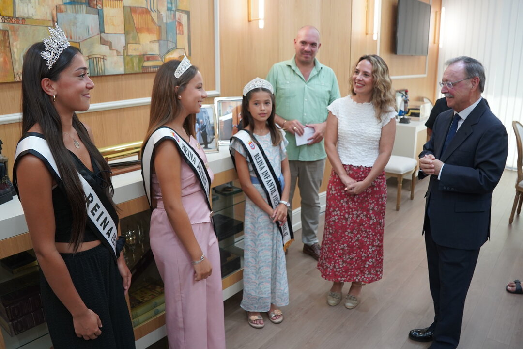 Recepción de las Reinas de las Fiestas Patronales por el presidente Vivas / Esther Zárate