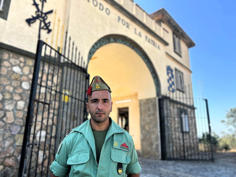 Caballero legionario de Primera, Rubén Campaña, fotógrafo del Tercio en la entrada de El Serrallo / E. Arteaga