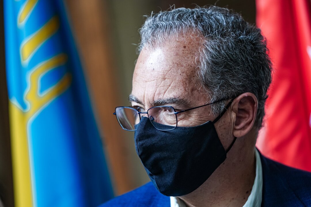 El consejero de Educación Osorio, junto a la bandera de Ucrania
