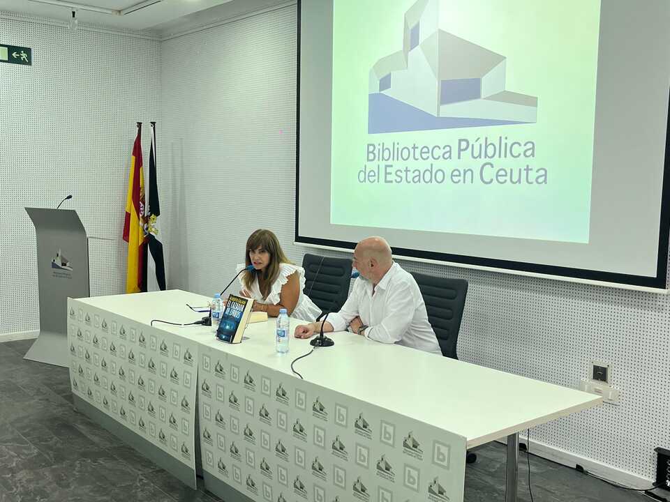 Tula Fernández y Alberto Caliani durante la presentación del libro./ J.A. González