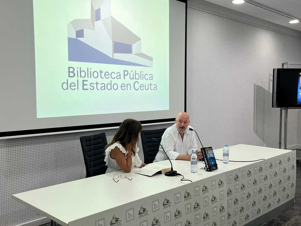 Tula Fernández y Alberto Caliani durante la presentación del libro./ J.A. González